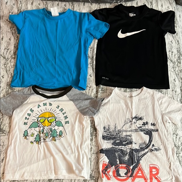 Graphic T-shirt size 5 boys - Picture 1 of 1